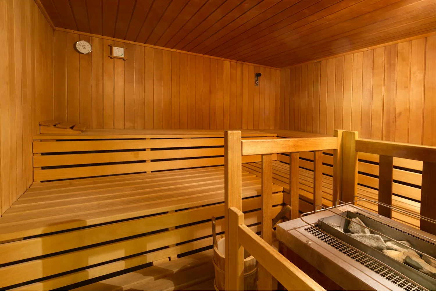 Bancs de bois et pierres chaudes à l’intérieur d’un sauna